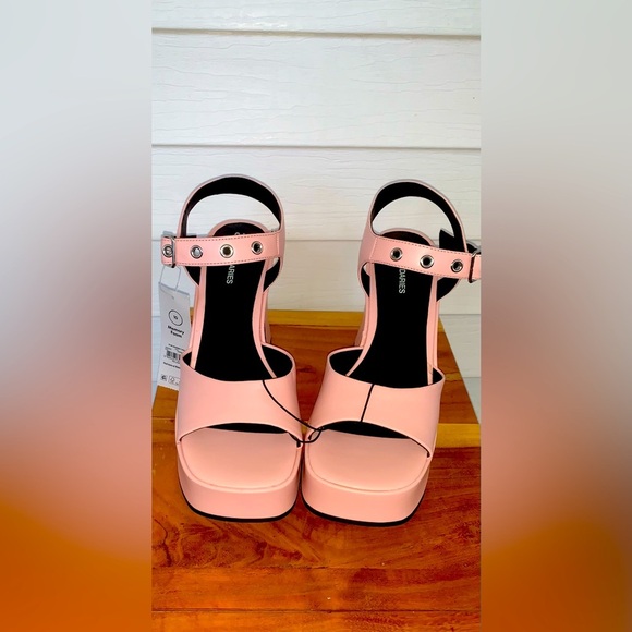 No Boundaries Shoes - COPY - Women’s NWT No Boundaries Pink  Grommet Heels W/ Edgy Studs strap size 10